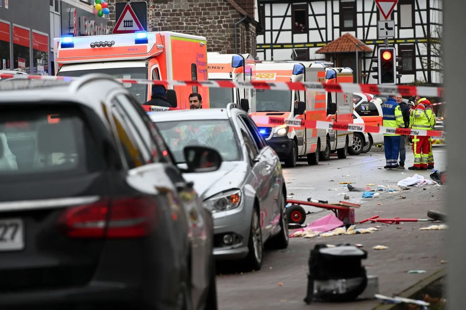 Bei einem Zwischenfall in Volkmarsen sind mehrere Personen verletzt worden. Ein Auto war in eine Menschengruppe gefahren.