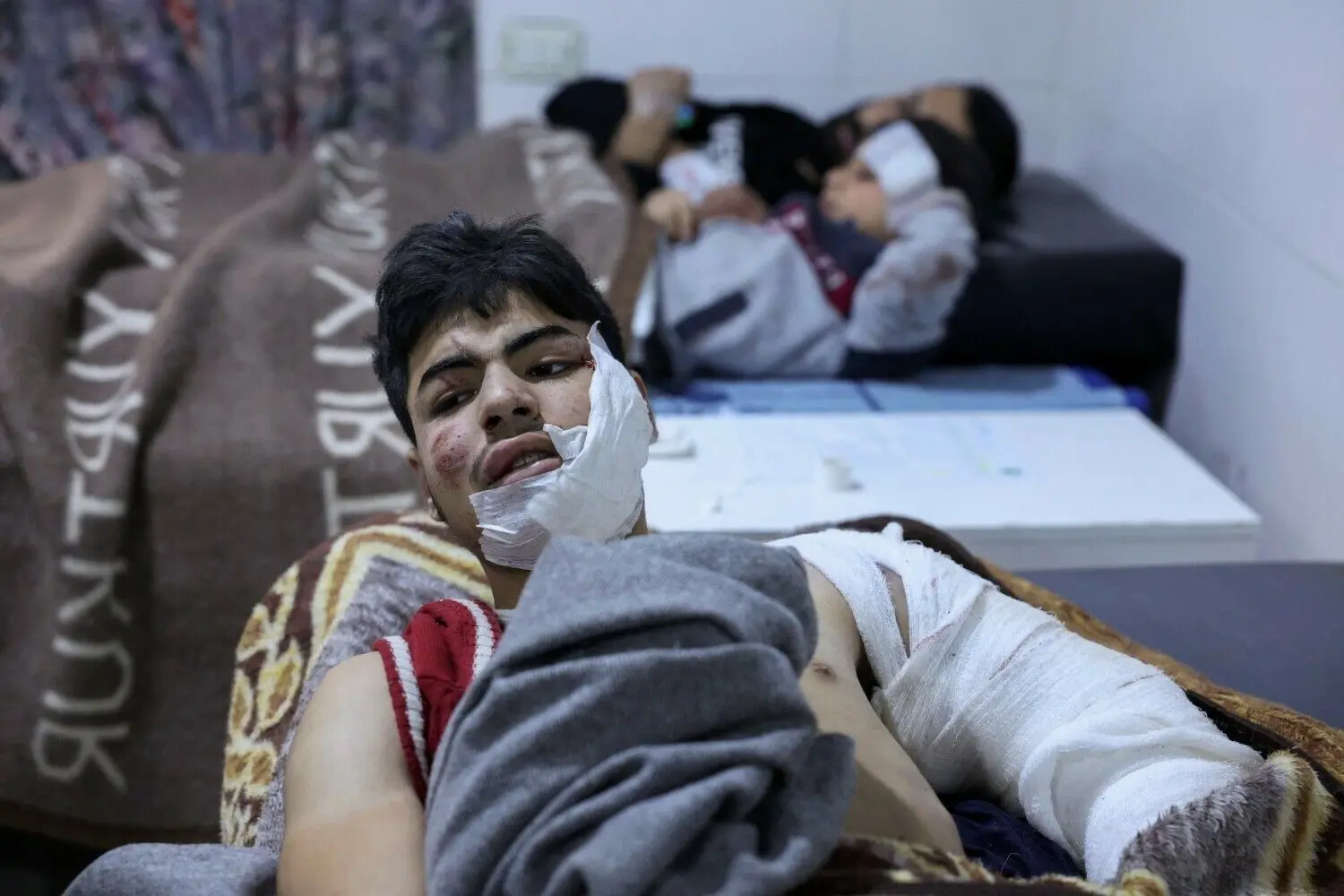 In der syrischen Stadt Darkush in der Provinz Idlib werden Verletzte im Krankenhaus behandelt. ⇥
