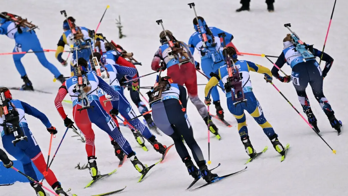 Für die Damen und Herren stehen bei diesem Weltcup insgesamt sechs Rennen auf dem Programm.
19.02.2023, Thüringen, Oberhof: Biathlon: Weltmeisterschaft, Massenstart 12,5 km, Frauen. Die Biathletinnen starten ins Rennen in der Lotto Thüringen Arena am Rennsteig. Foto: Martin Schutt/dpa +++ dpa-Bildfunk +++