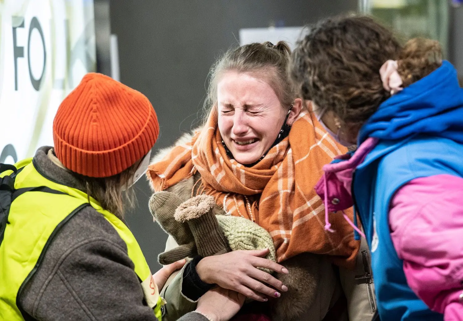 Zwei Helferinnen kümmern sich im Hauptbahnhof um eine weinende Frau aus der Ukraine. Sie gehört zu jenen Flüchtlingen, die derzeit täglich mit dem Zug nach Berlin kommen.
