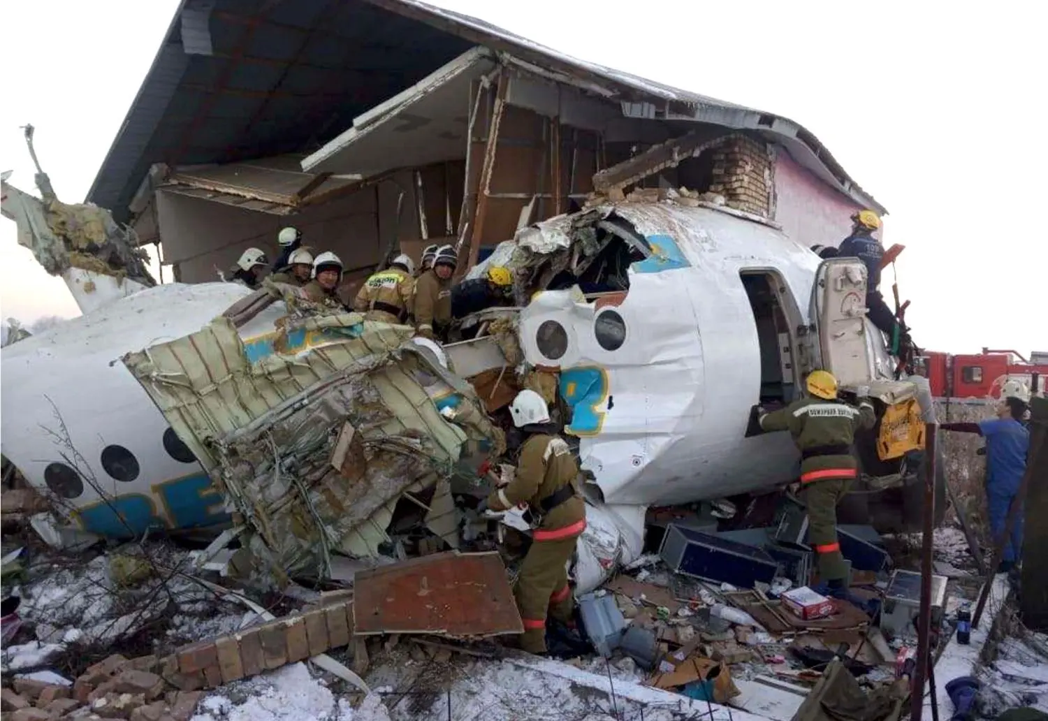 Beim Absturz eines Passagierjets der kasachischen Fluggesellschaft Bek Air unmittelbar nach dem Start in Almaty sind mehrere Menschen ums Leben gekommen.