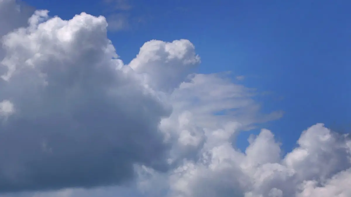 Das Wetter in Ulm und BW wird besser zum Wochenstart. Zwar noch wolkig, aber trocken und wärmer.
21.06.2020, Bayern, Aitrang: Wolken türmen sich hinter dem Kirchturm der Wallfahrtskirche Sankt Alban. Foto: Karl-Josef Hildenbrand/dpa +++ dpa-Bildfunk +++