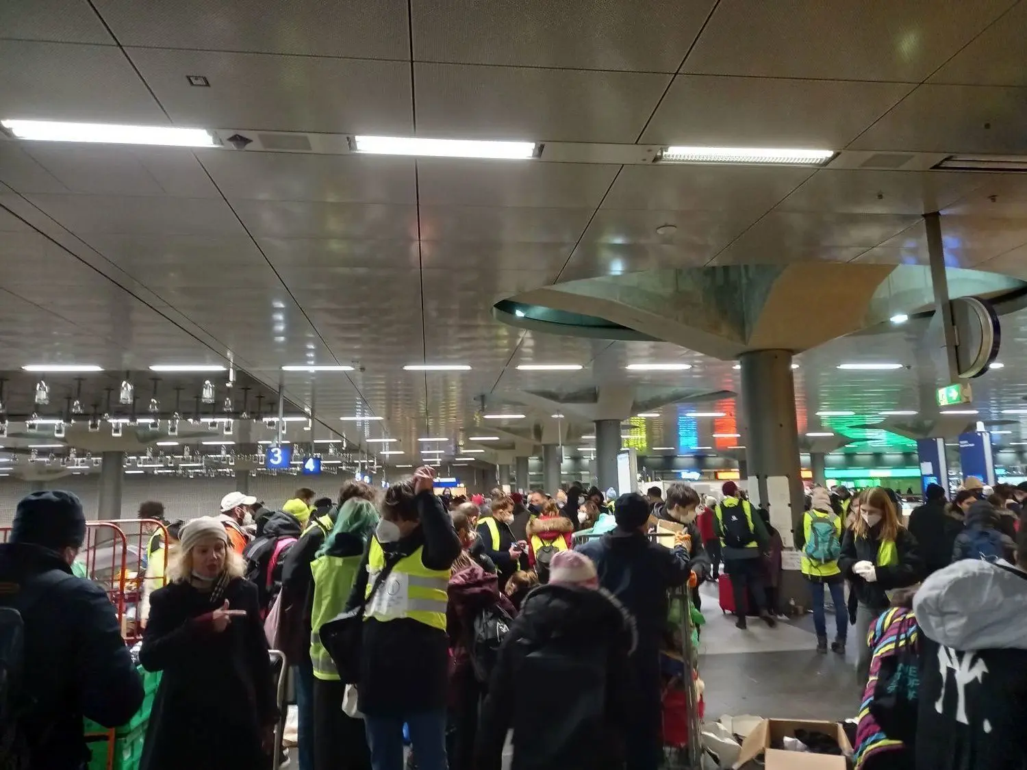 Kriegsflüchtlinge aus der Ukraine, die am Berliner Hauptbahnhof ankommen, werden von ehrenamlichen Helfern betreut, die sie mit Essen und Informationen versorgen.