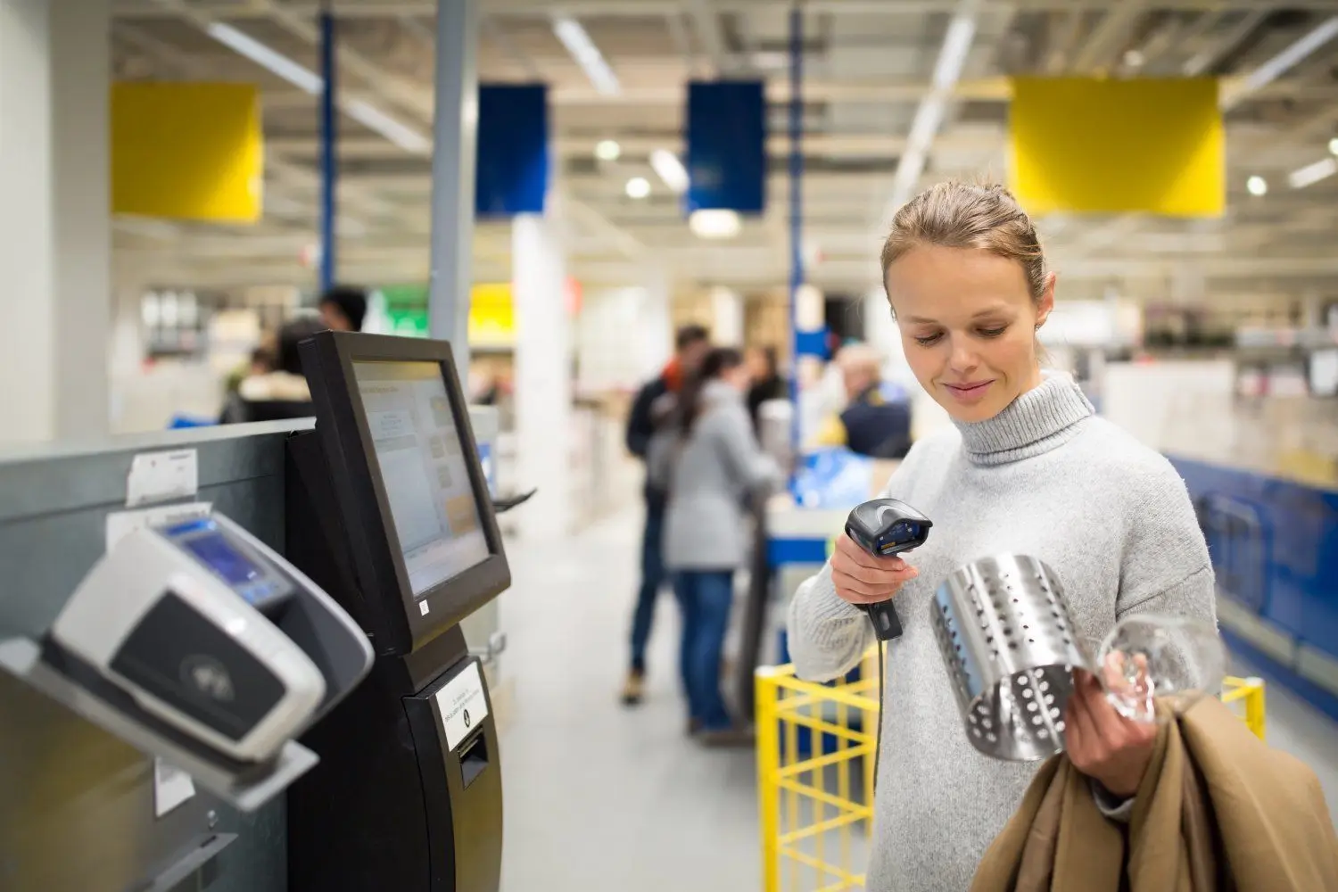 Selbst ist die Kundin: Bei Ikea ist das schon Gewohnheit, im Lebensmittelhandel nehmen SB-Kassen zu. ⇥