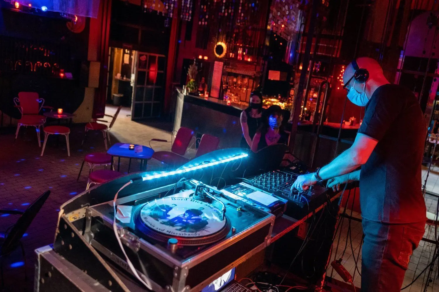 Ein DJ in Berlin bei der Arbeit. Die Clubs öffnen nach und nach wieder.⇥