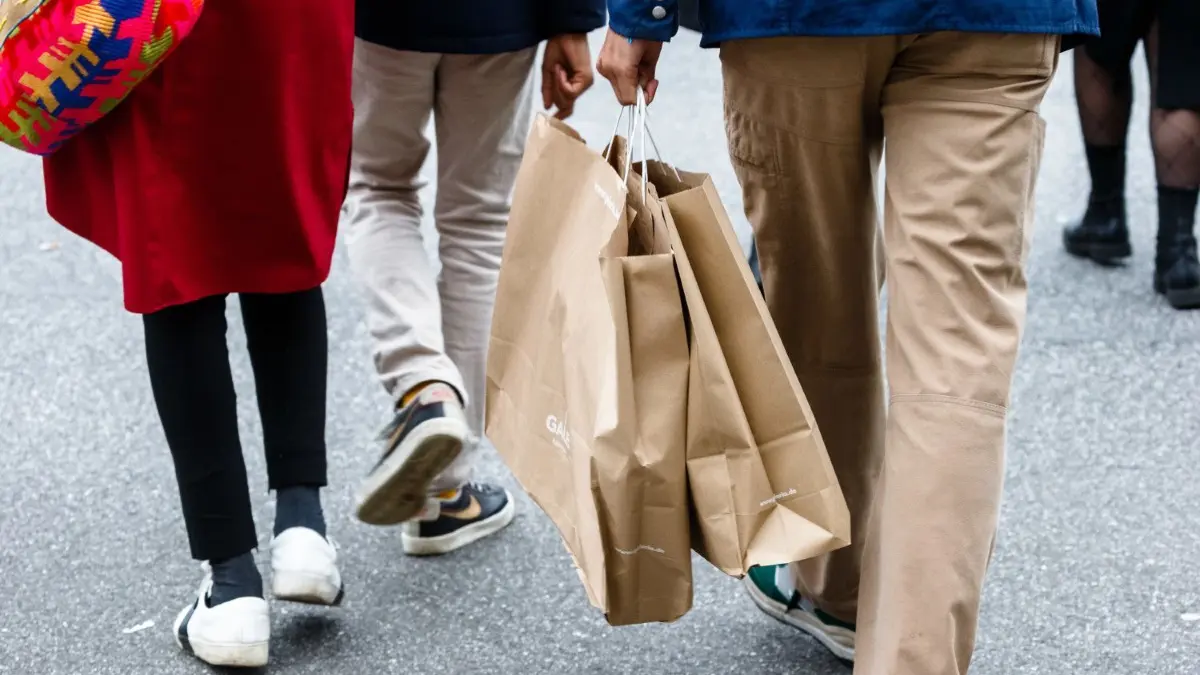 Bald ist Black Friday. Wann ist das Shopping Event? Und welche Deals und Angebote gibt es schon jetzt?
20.11.2021, Hamburg: Menschen gehen mit Einkaufstaschen durch die Innenstadt. Die Hälfte der Verbraucherinnen und Verbraucher in Deutschland will einer Umfrage zufolge am Rabatttag Black Friday (26.11.2021) auf Schnäppchenjagd gehen. Foto: Markus Scholz/dpa +++ dpa-Bildfunk +++