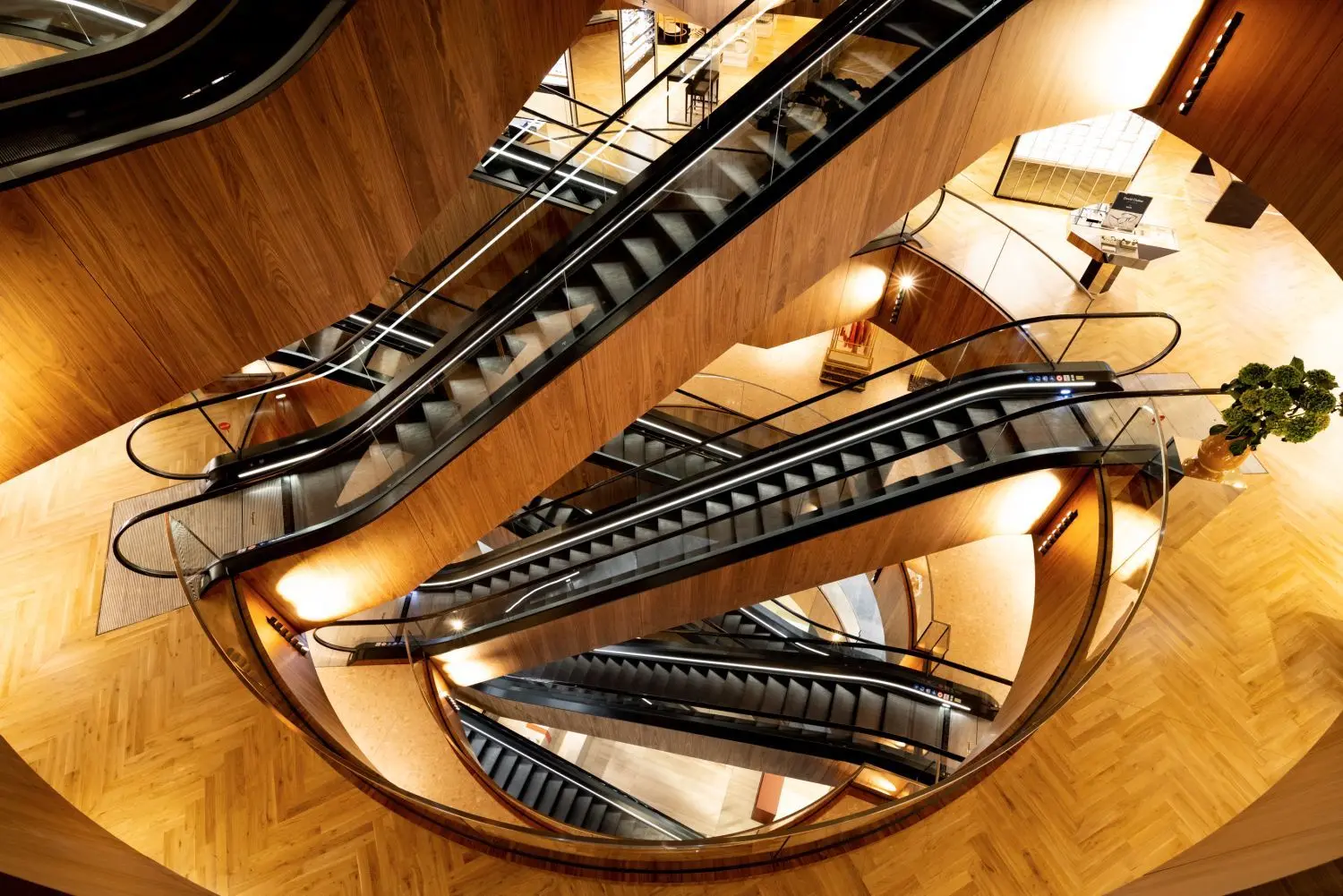 Wie auf dem Laufsteg: Die Rollentreppenanlage steht für den architektonischen Anspruch des Luxusliners unter den deutschen Kaufhäusern.  