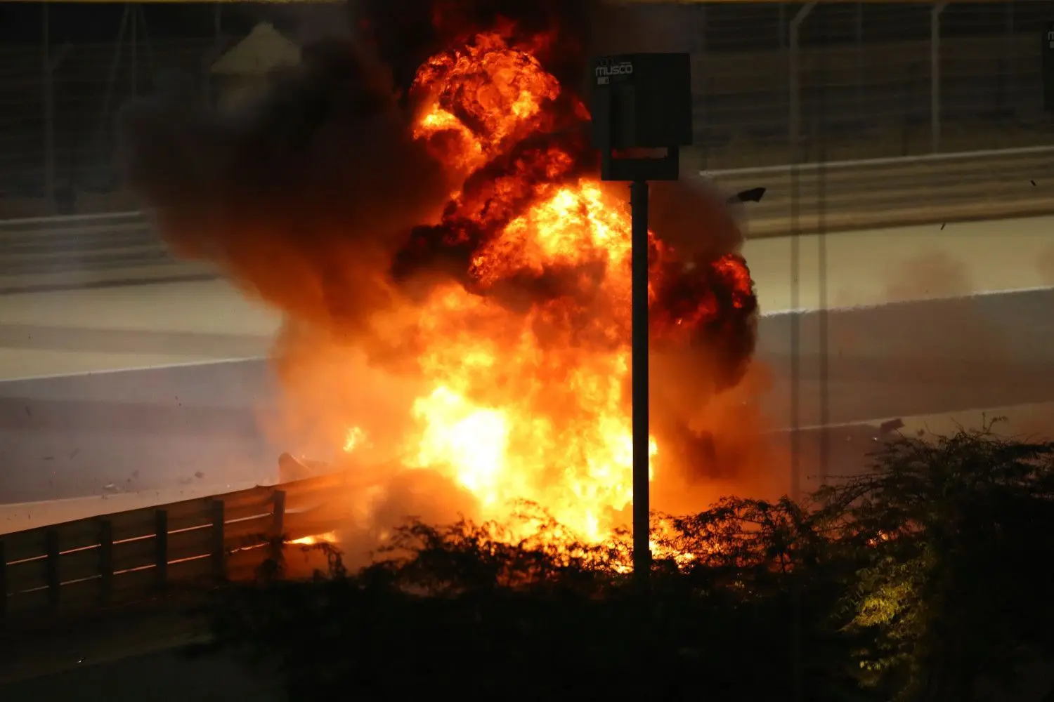 Romain Grosjean aus Frankreich vom Team Haas krachte mit seinem Auto in die Leitplanken. Das Fahrzeug fing sofort Feuer.