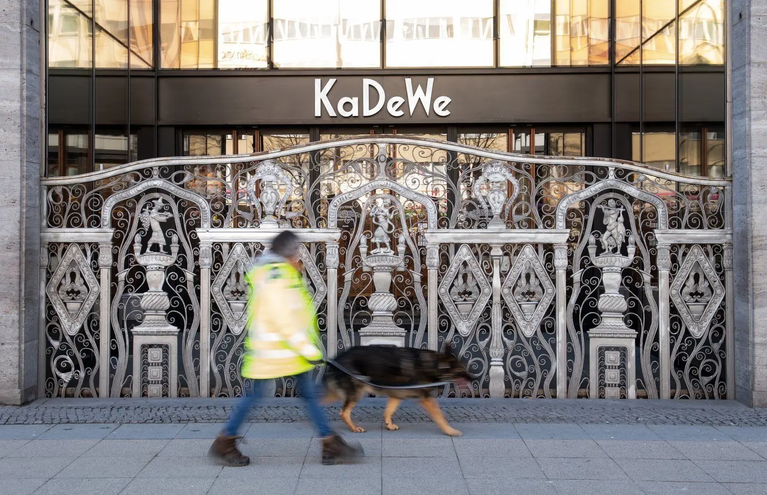Auf der einen Seite spannende Architektur, auf der anderen Seite mehr Events, mehr Unterhaltung. So will sich das 1907 gegründete Kaufhaus des Westens gegen die Online-Konkurrenz behaupten. Gelingt damit der Sprung in die Zukunft?
