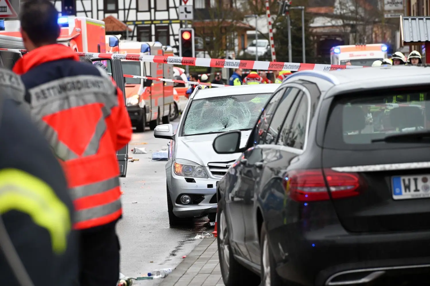 Bei einem Zwischenfall in Volkmarsen sind mehrere Personen verletzt worden. Ein Auto war in eine Menschengruppe gefahren.