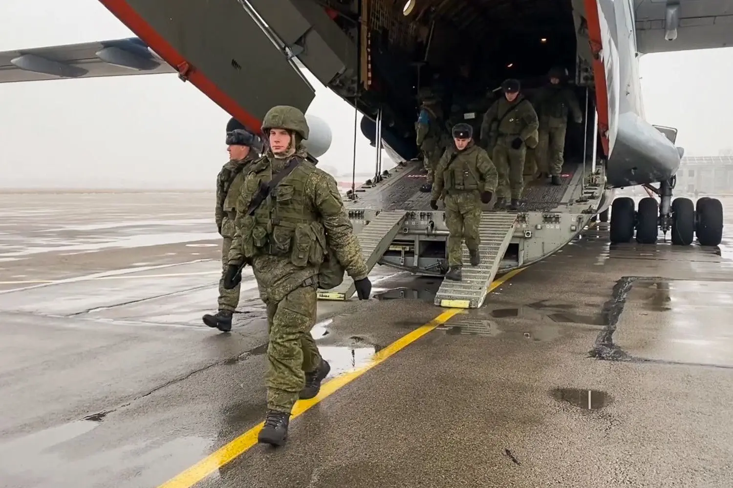 Das Bild zeigt russische OVKS-Friedenstruppen bei ihrer Ankunft in Kasachstan. ⇥Foto: Russian Defence Ministry/dpa
