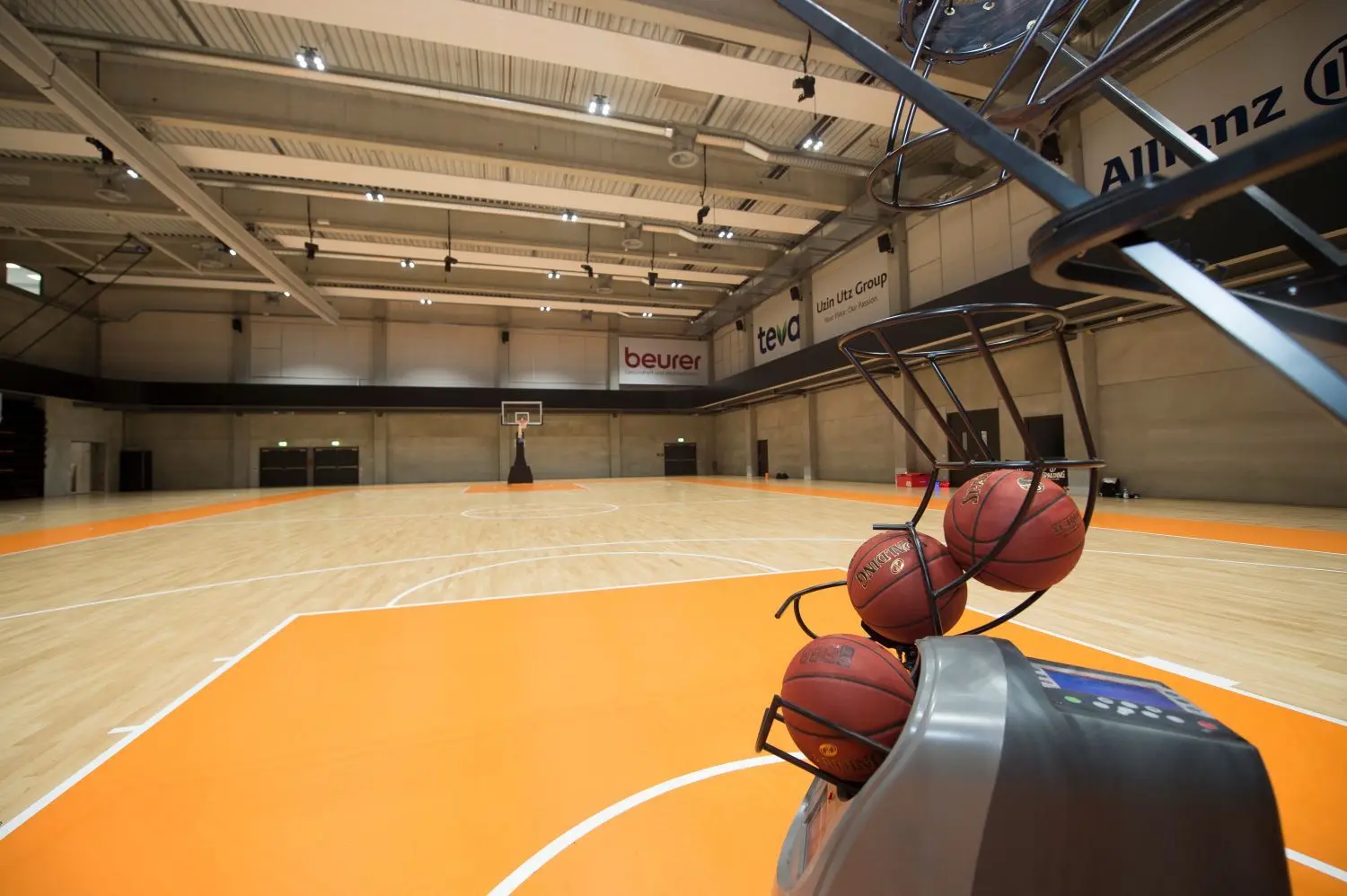 In der größten der drei Trainingshallen des Orange Campus steht eine Rebound-Maschine.