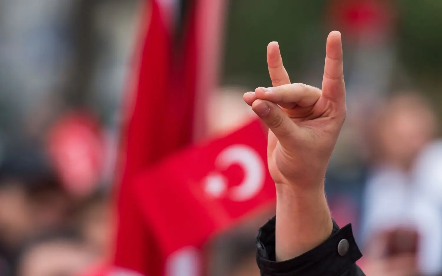 „Wolfsgruß“: Beliebt bei  türkischen Nationalisten und Rechtsextremisten. ⇥