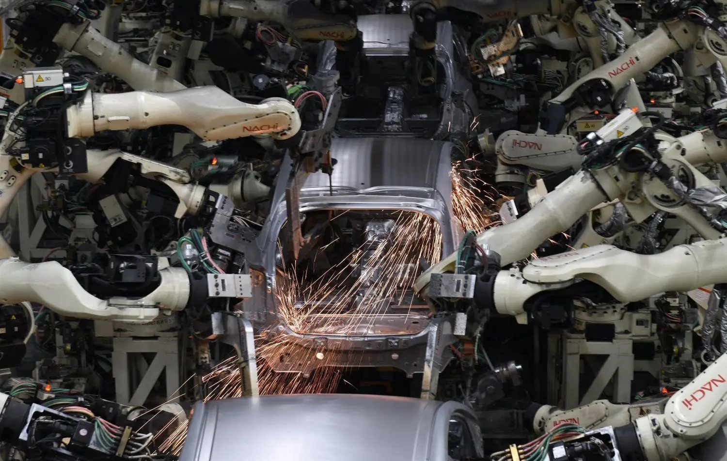 Immer mehr Roboter am Werk: Wie hier bei Toyota werden auch in Deutschland künftig in der Autoproduktion deutlich weniger Menschen benötigt. ⇥