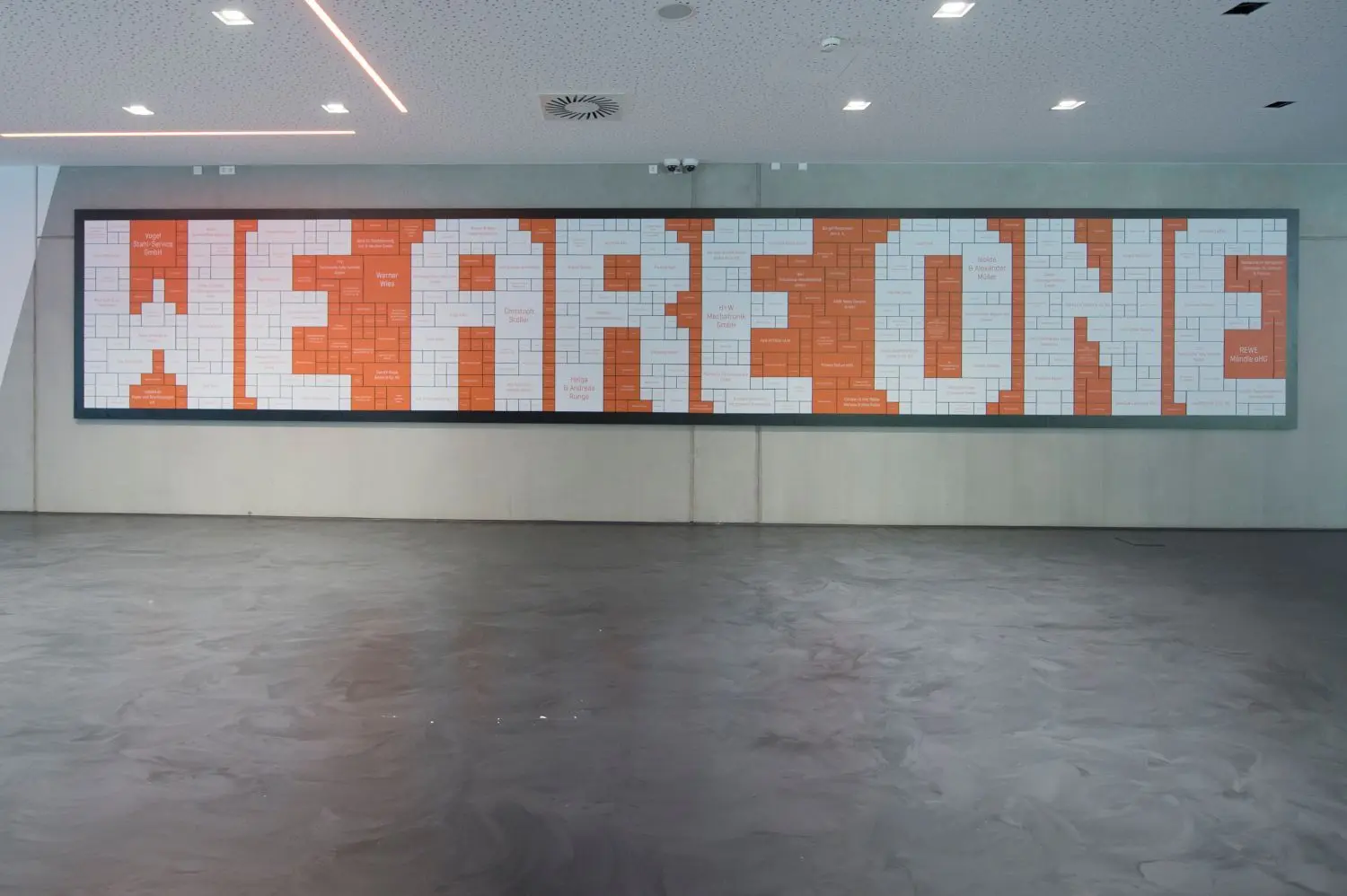 Die Gönner-Tafel „We are one“ zeigt alle Sponsoren, die das Leuchtturm-Projekt unterstützt haben.