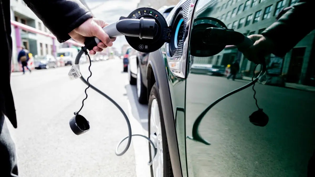 Weniger Förderung für Elektroautos ab 2023: Das sind die wichtigsten Infos.
ARCHIV - 16.04.2021, Berlin: Ein Mann nimmt an einem Auto mit Plug-in-Hybrid-Antrieb in Berlin-Mitte den Ladestecker raus. (Zu dpa "IAA: 2020 erstmals mehr E-Autozulassungen in Europa als in China") Foto: Christoph Soeder/dpa +++ dpa-Bildfunk +++