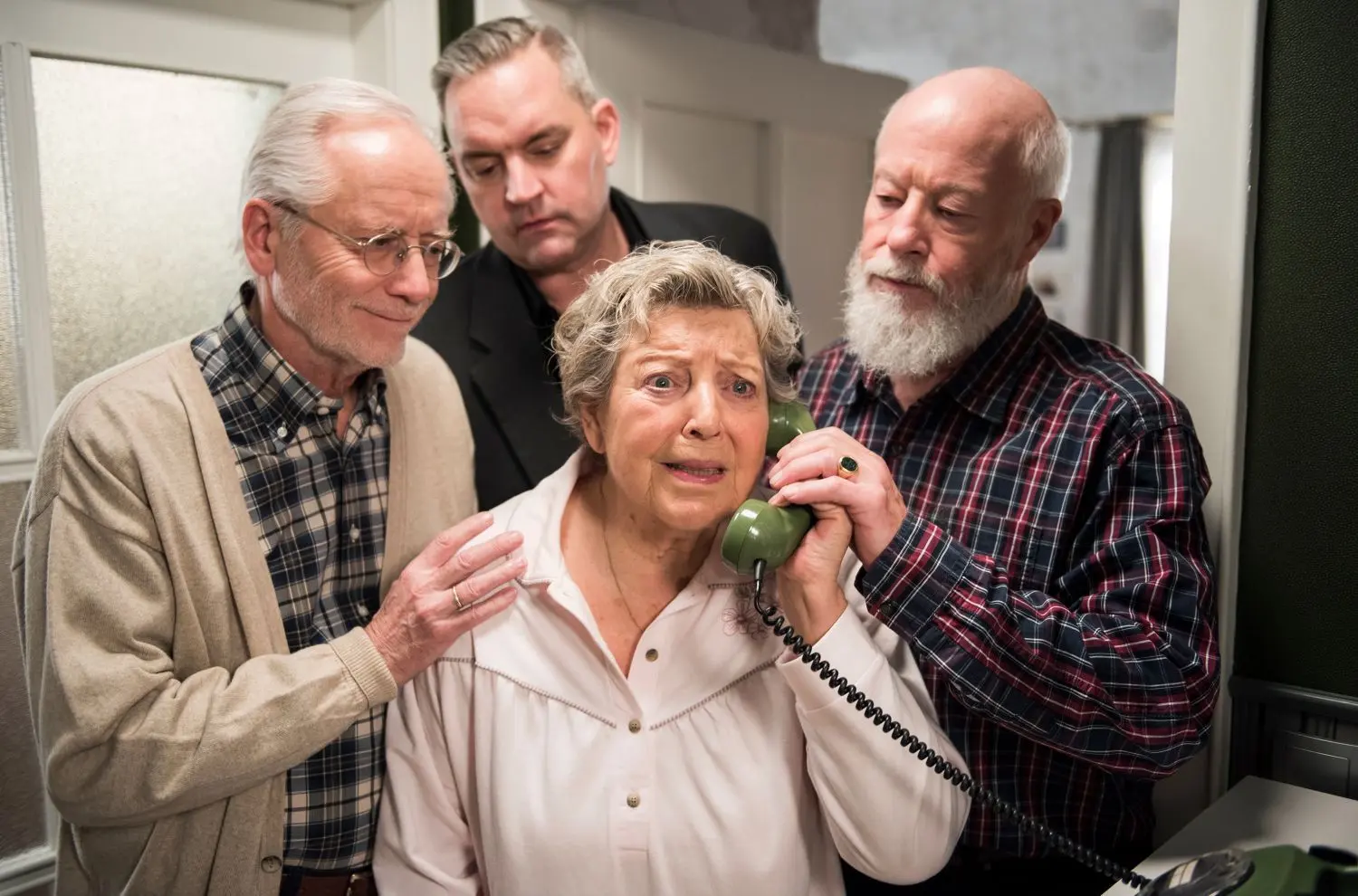 Helga in einem ihrer letzten Auftritte, umringt von Hans, Benny und Erich.⇥