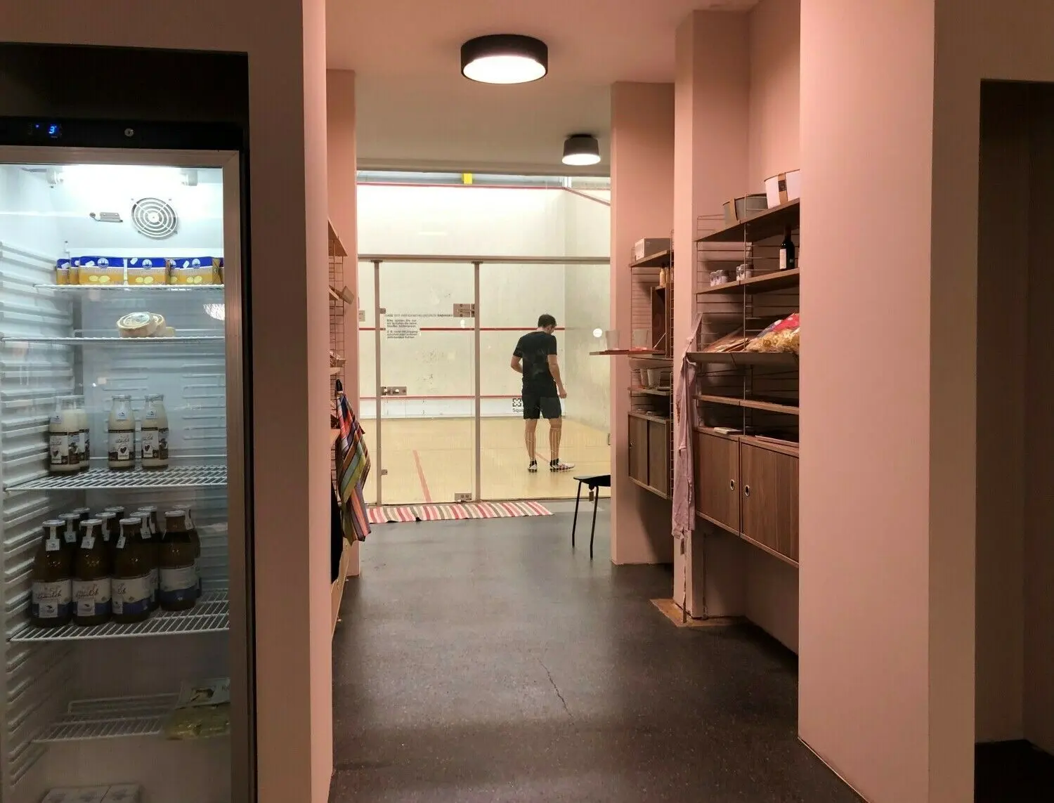 Squash-, Tennis-, Badminton- und Tischtennis-Spieler sind unverändert willkommen im Sport- und Freizeitzentrum an der Memminger Straße. Aber inzwischen auch Menschen, die regionale Lebensmittel einkaufen oder etwas Frisches essen wollen.