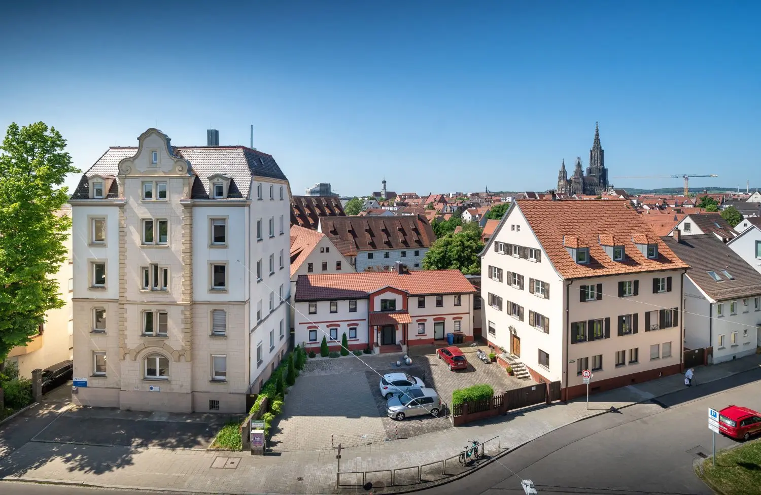 In das Haus Münchner Straße 18 (links) werden bald Flüchtlinge einziehen.