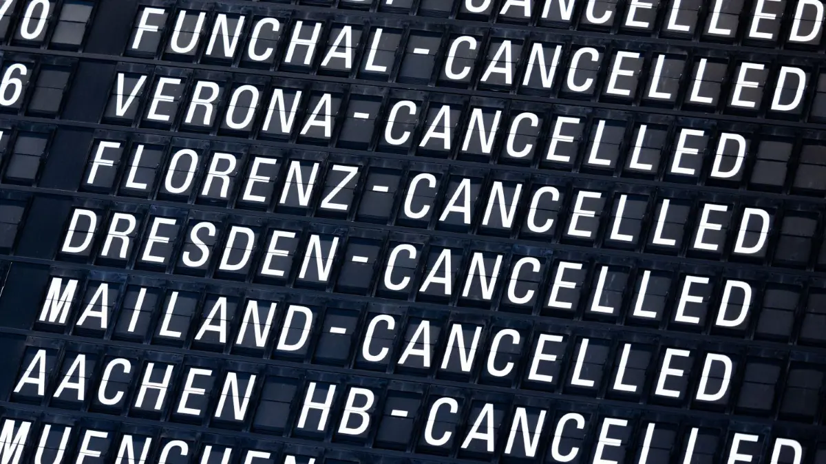 Eine Anzeigetafel in einer Abflughalle eines Flughafens zeigt zahlreiche Flüge mit dem Vermerk "Cancelled" an. Passagiere an den Flughäfen Leipzig-Halle und Dresden müssen wegen eines Warnstreiks zu Wochenbeginn mit Ausfällen rechnen. (Symbolbild)
18.01.2024, Hessen, Frankfurt/Main: Die Anzeigetafel in der Abflughalle am Terminal 1 des Flughafens Frankfurt zeigt zahlreiche Flüge mit dem Vermerk "Cancelled" an. Wegen der anhaltenden Glättegefahr wurden am Frankfurter Flughafen auch für Donnerstag viele Flüge annulliert. Foto: Lando Hass/dpa +++ dpa-Bildfunk +++