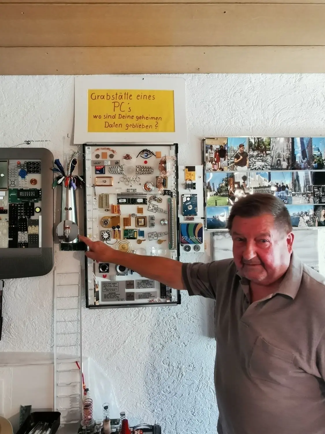 Helmut Schmid vor seinen Werken aus alten Elektroteilen.