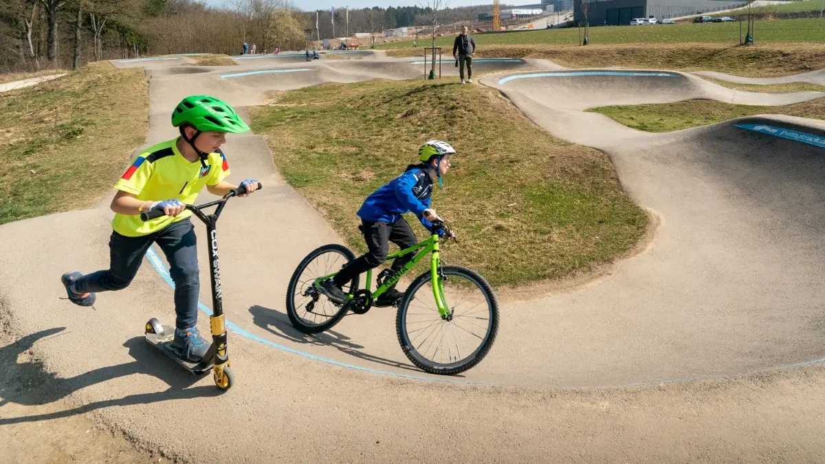 Pumptrack-Anlage in Ulm-Blaustein: Die Geschwister Emilio (8) und Elia (11) rasen durch den Parcours – Papa Roland Hausner schaut zu.
Pumptrack-Anlage in Blaustein
Überall in der Region werden Pumptrack-Anlagen geplant. Aber was kann man da eigentlich machen? Und wie viel Spaß macht das?