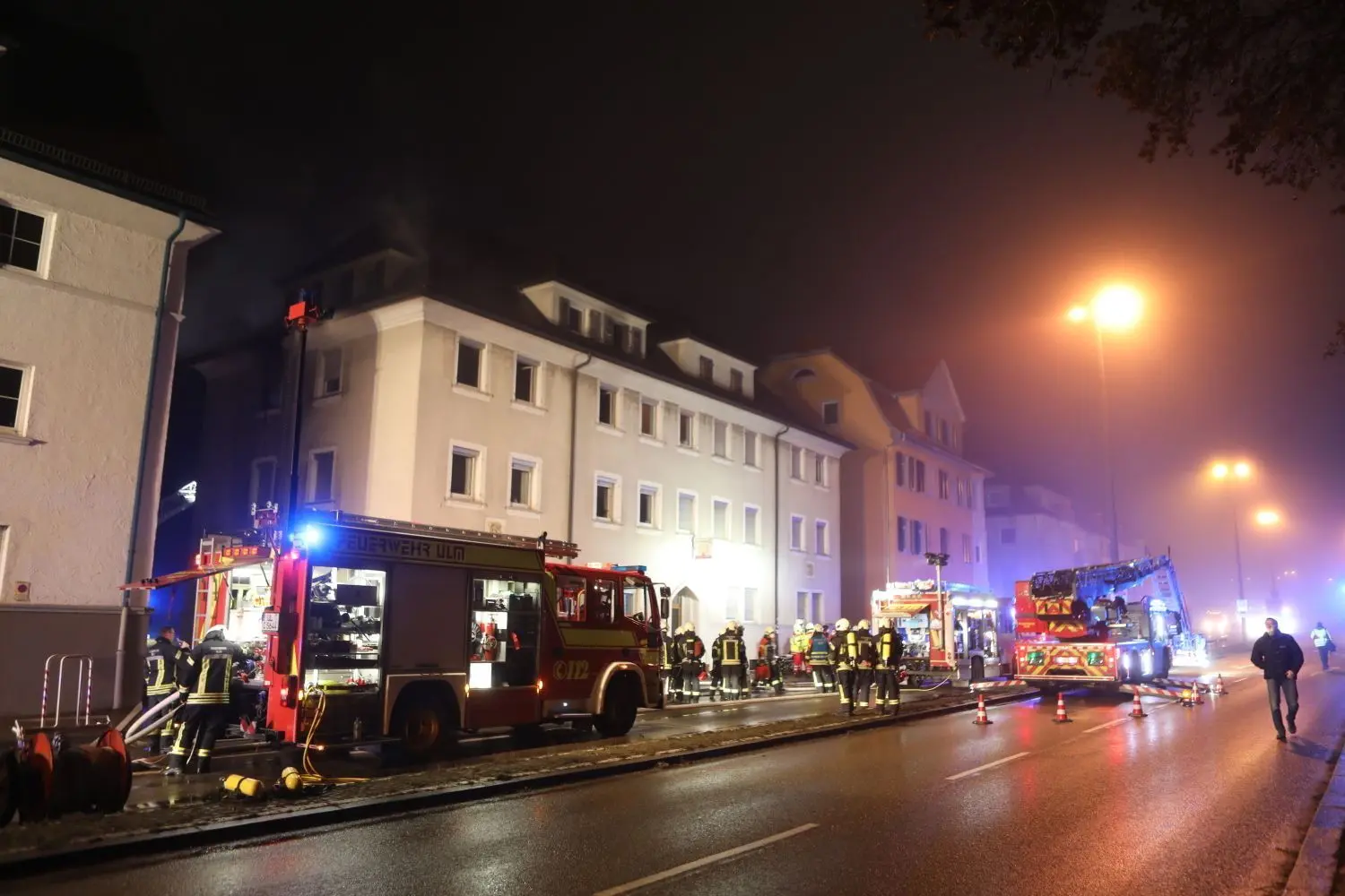 An die 60 Feuerwehrleute waren in der Zinglerstraße im Einsatz.⇥