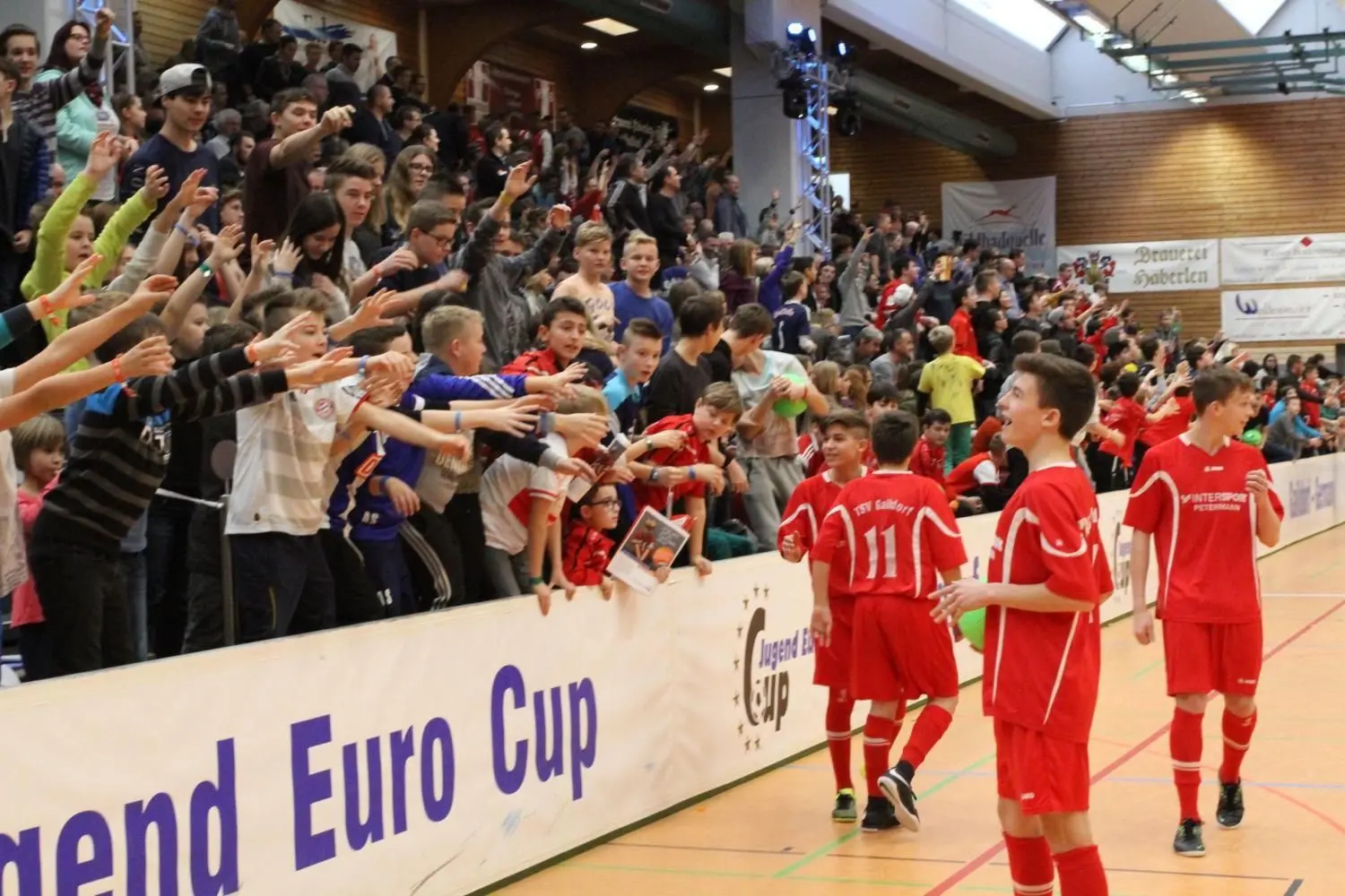 Beim Jugend-Eurocup in Gaildorf sind die Zuschauer hautnah am Geschehen dran. Manchmal kommen die angehenden Profis auch an die Bande und verteilen ein paar Fanartikel ihres Vereins an das begeisterte Publikum.