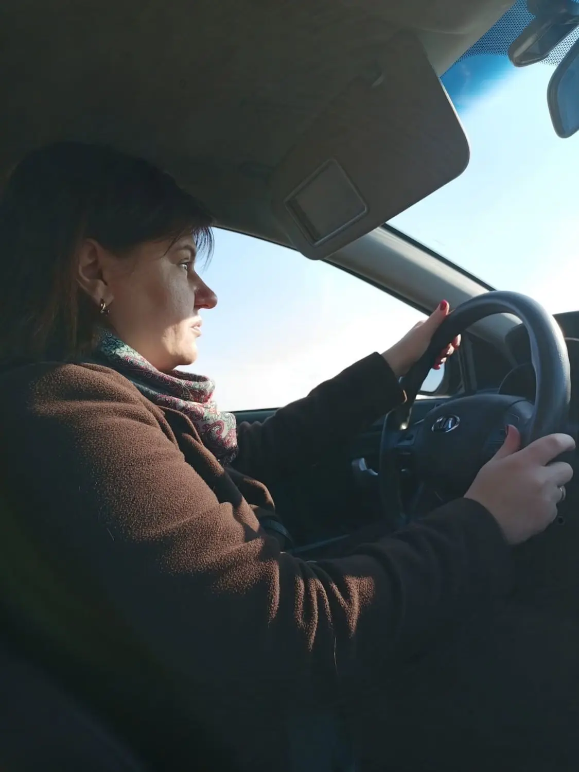 Auf der Fahrt ins Irgendwo: Dr. Elena Menschykov hat sich am Freitag zusammen mit ihrer elfjährigen Tochter auf den Weg gemacht, um die rumänische Grenze zu erreichen. Ihr Mann indessen muss im Land bleiben. ⇥