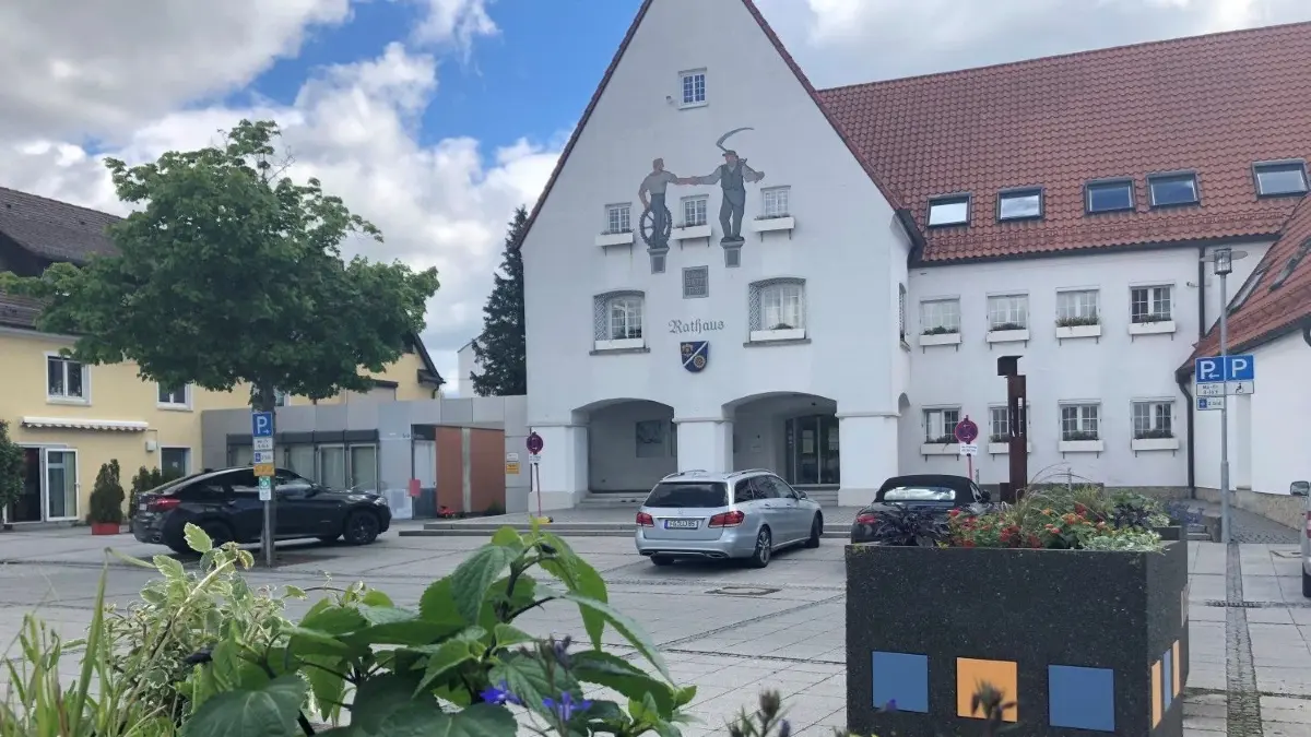 Im Bürgerbüro im Vöhringer Rathaus werden bis Ende Mai nur noch dringende Fälle bearbeitet.