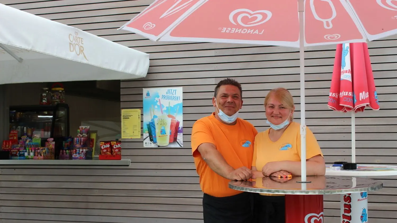 Miri (49) und Mike (52) Wolf aus Rosenfeld betreiben den Kiosk des Hechinger Hallen-Freibads. In der Küche haben sie kaum Platz und draußen gibt es nur ein Kioskfenster, was an heißen Tagen für lange Warteschlangen sorgt.