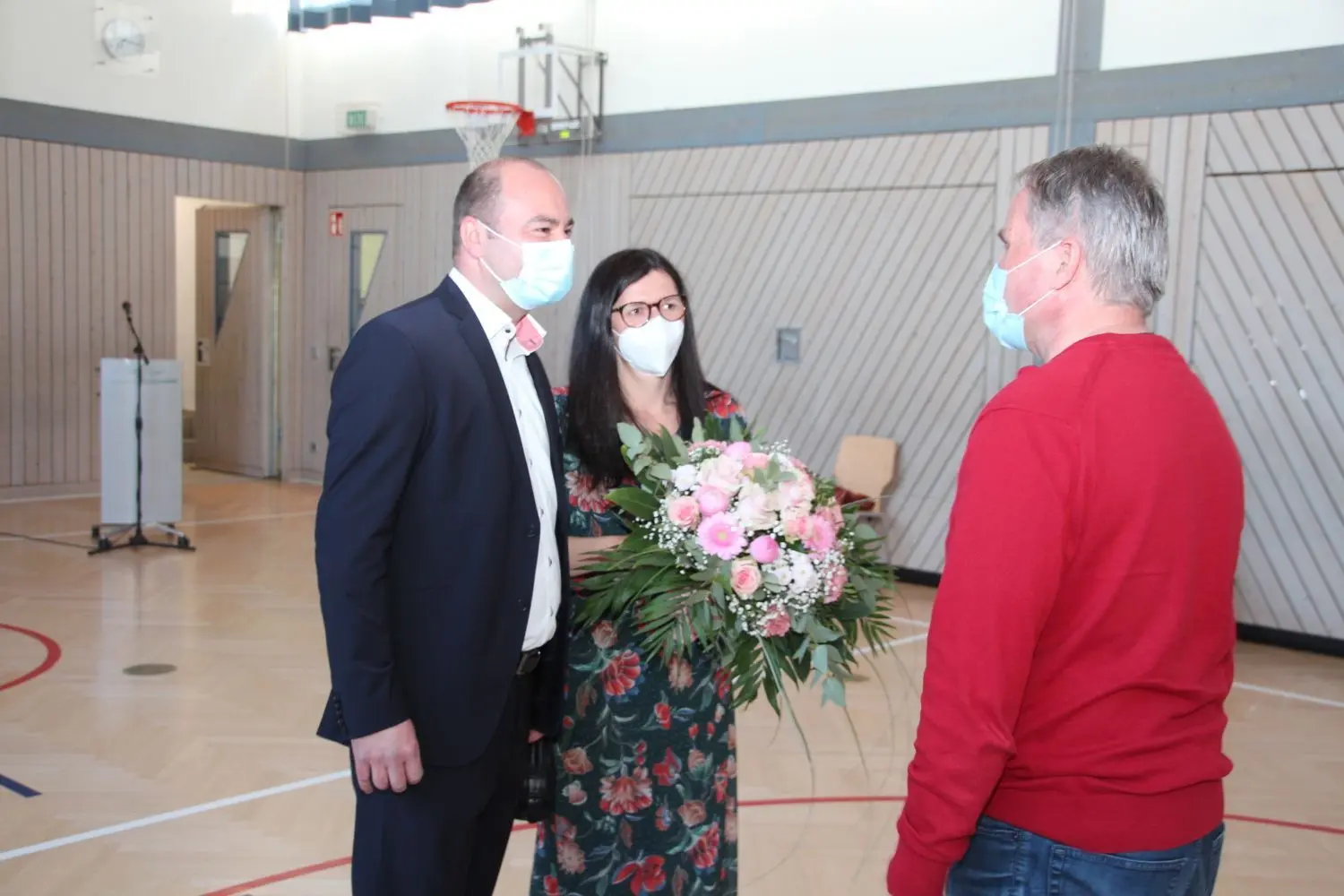 Jürgen Büeck (rechts), Vorsitzender des Gemeindewahlausschusses, gratuliert als erster zum Wahlsieg.