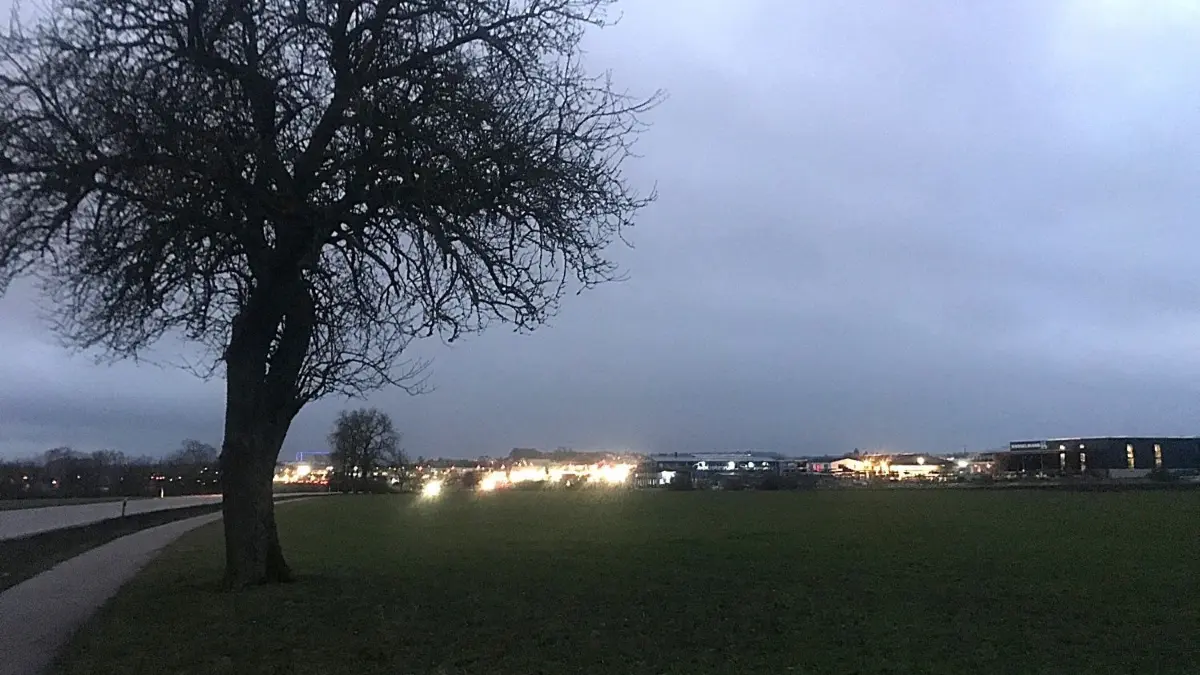 Das neue Gewerbegebiet „Härtle“ soll an den bestehenden Gewerbepark Roßfeld in Richtung Tiefenbach anschließen.⇥