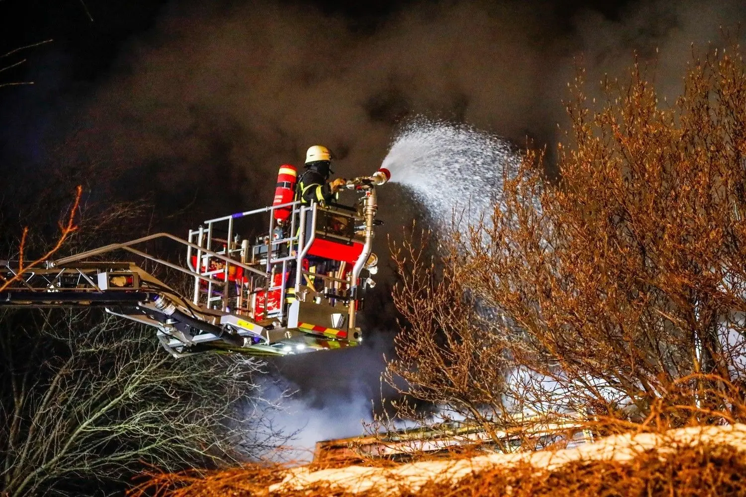 Die Feuerwehr rückte am Samstagabend zu einem Brand in Schlat aus. Dort stand ein Haus in Vollbrand. Hoher Sachschaden entstand.