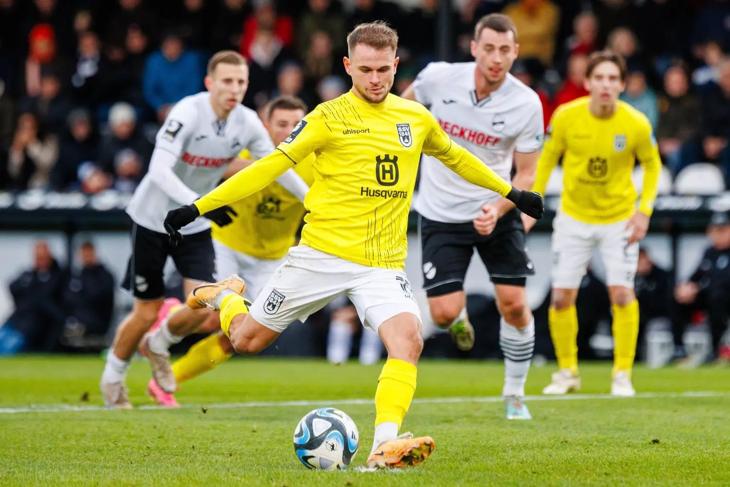 Auf der Überholspur: Der SSV Ulm 1846 Fußball (in gelb-weiß) hat beim SC Verl mit 3:0 gewonnen und sichert sich zum Abschluss der Hinrunde den dritten Tabellenplatz.