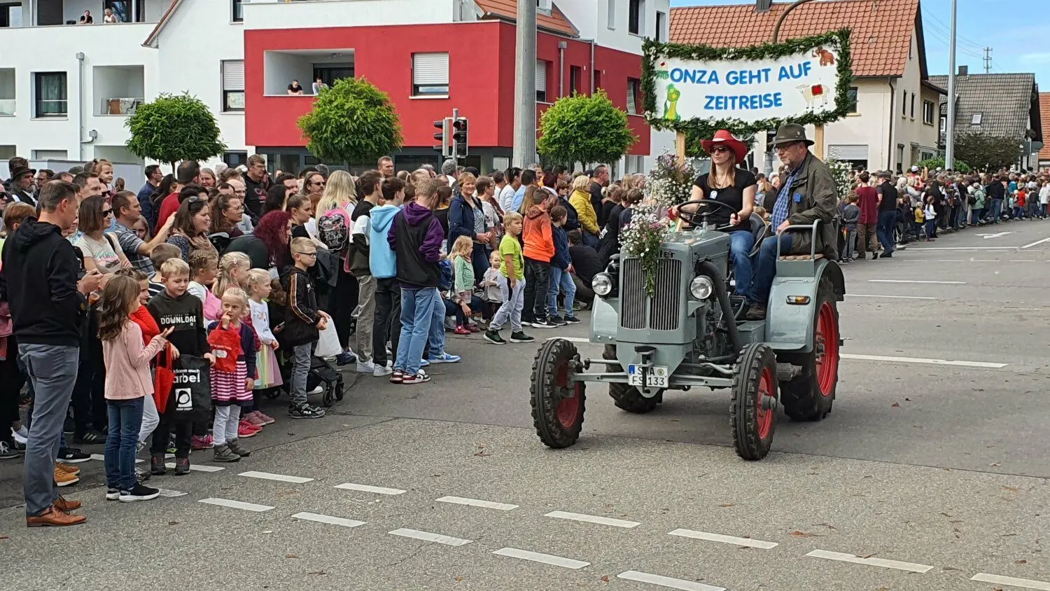 Traktor mit dem Motto "Onza geht auf Zeitreise"