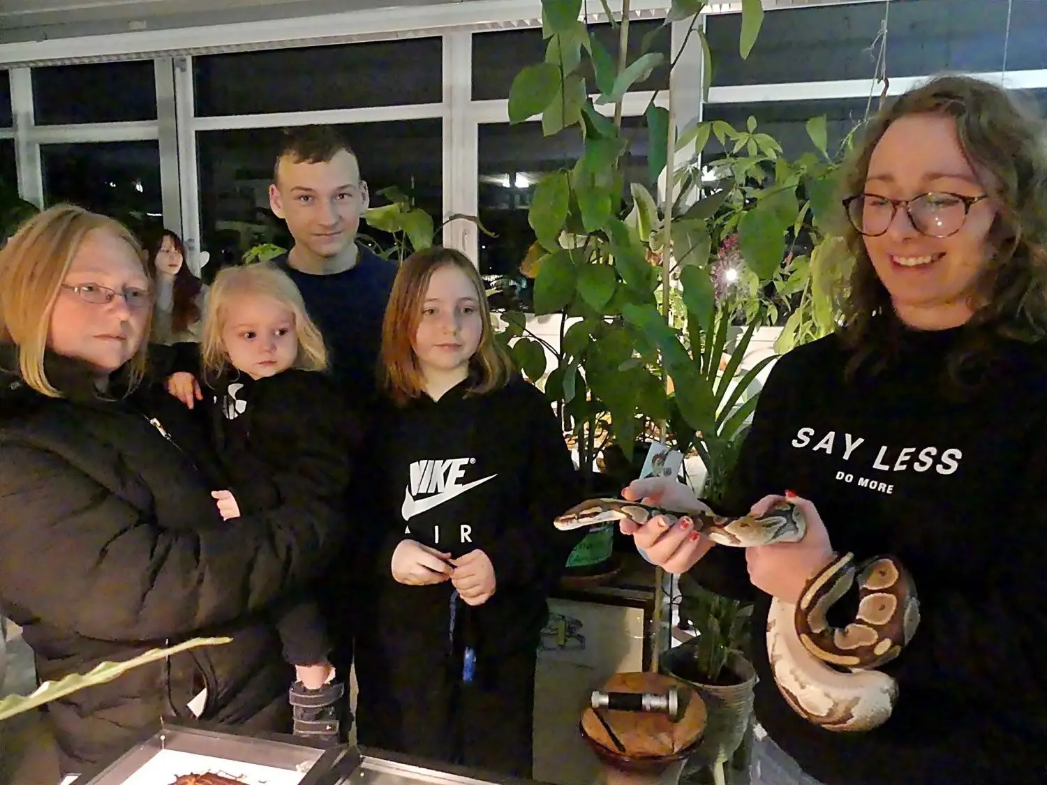Hier beim Tag der Offenen Tür: Besucher und Schüler mit einer noch kleinen Königs-Python.