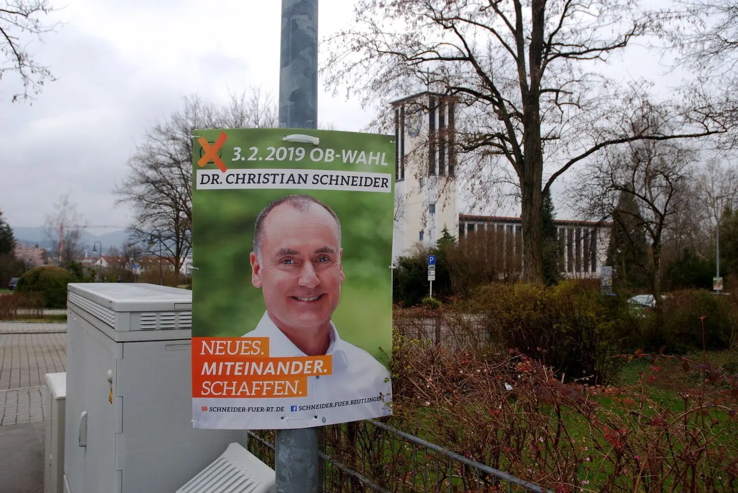 In der Römerschanze lächeln noch Dr. Christian Schneider (links) und Dr. Carl-Gustav Kalbfell von ihren Plakaten.
