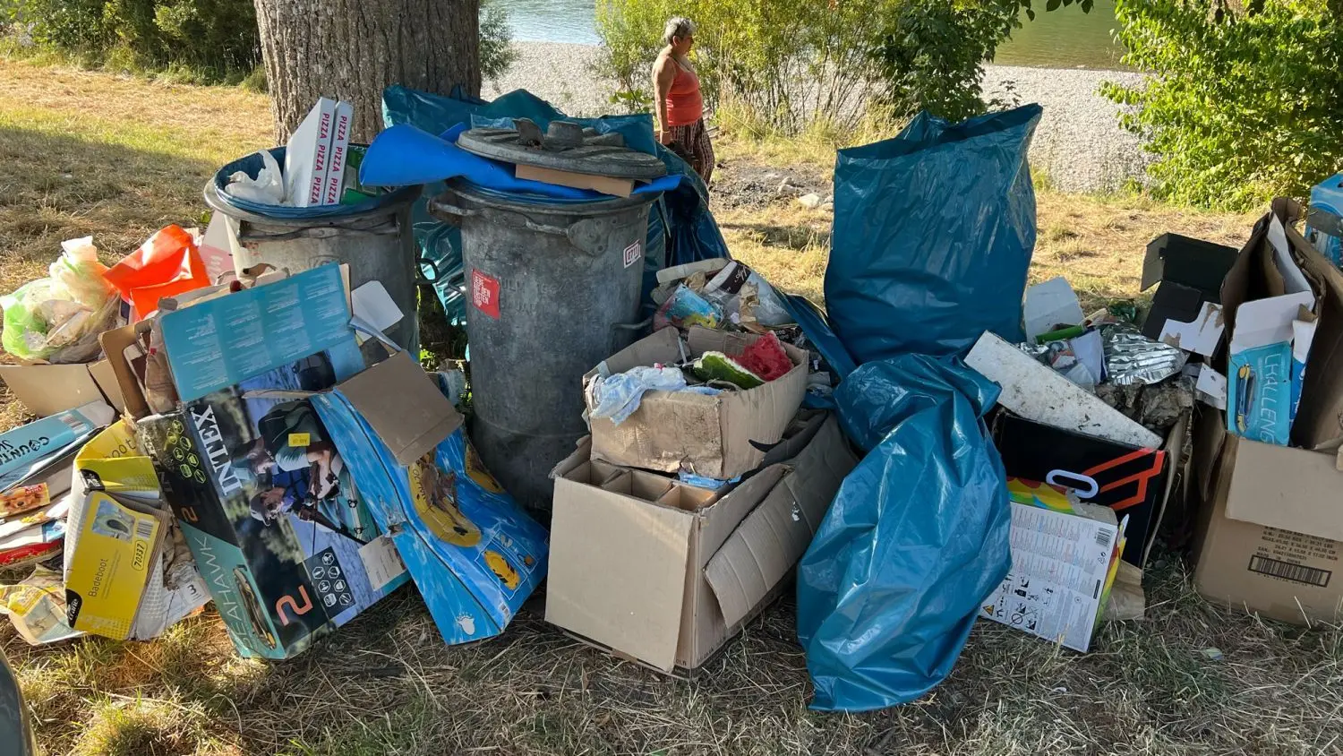 Überbleibsel vom Nabada: viele leere Schlauchboot-Kartons.