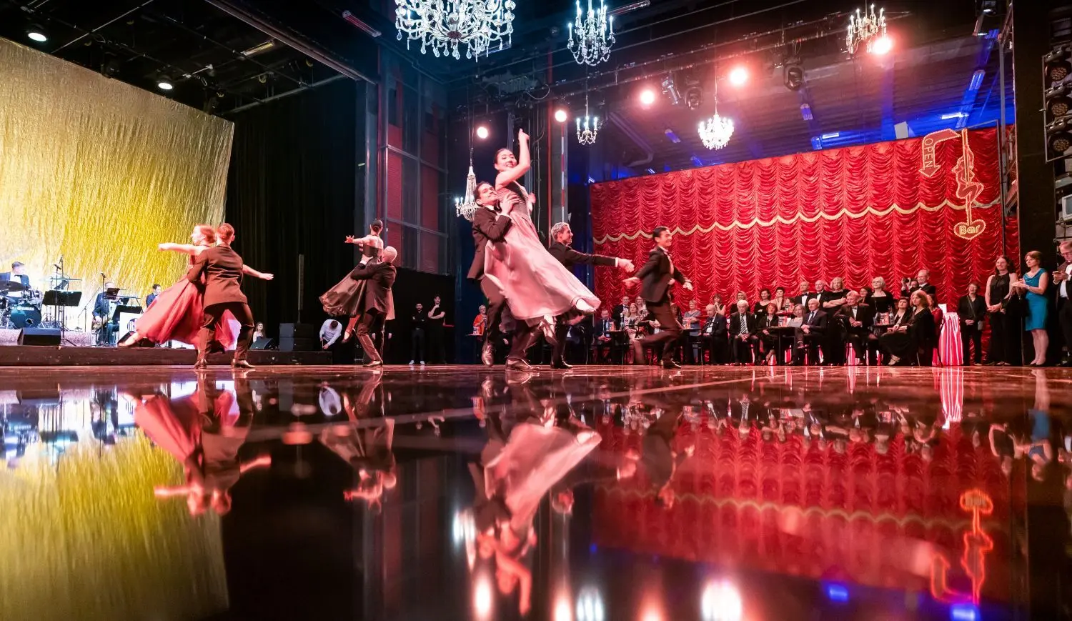 Die Tanztheater-Compagnie eröffnete den Tanz auf der große Bühne.