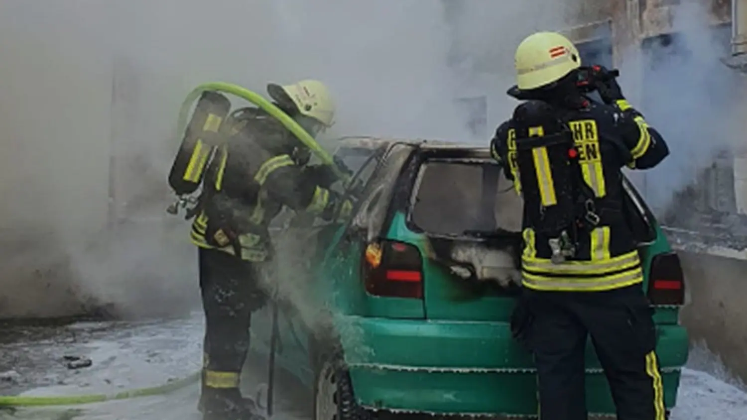 Die Hechinger Feuerwehrleute beim Löscheinsatz.