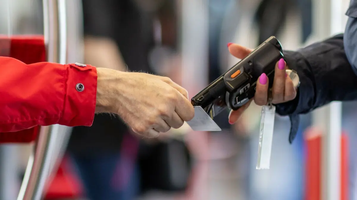 Auch in Ostprignitz-Ruppin versuchen Schwarzfahrer regelmäßig, ohne gültige Fahrkarte den ÖPNV zu nutzen. Doch die Kontrolleure kennen mittlerweile viele Tricks der Reisenden.
ARCHIV - 05.05.2022, Bayern, Nürnberg: Eine Fahrkartenkontrolleurin (r) kontrolliert mit einem elektronischen Lesegerät in der Nürnberger U-Bahn den Fahrschein von einem Fahrgast. In Nordrhein-Westfalen sind seit Einführung des 9-Euro-Tickets viel weniger Schwarzfahrer erwischt worden als vorher. (zu dpa: «9-Euro-Ticket: Weniger Passagiere ohne gültigen Fahrschein unterwegs») Foto: Daniel Karmann/dpa +++ dpa-Bildfunk +++
