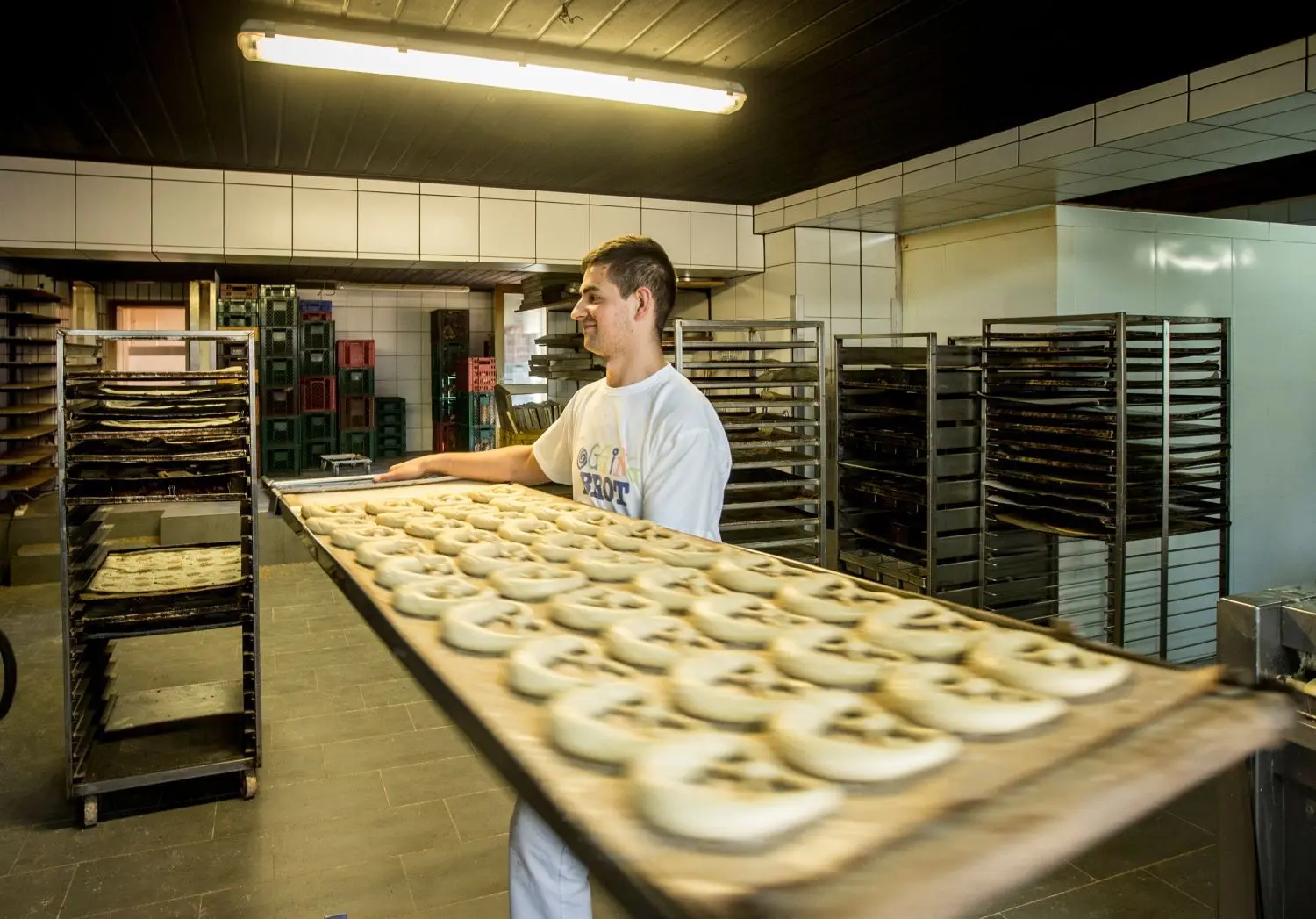 Alles Handarbeit in der Bäckerei Stimpfle: Das Schlingen, das Bestreuen mit Salz und das Backen.⇥
