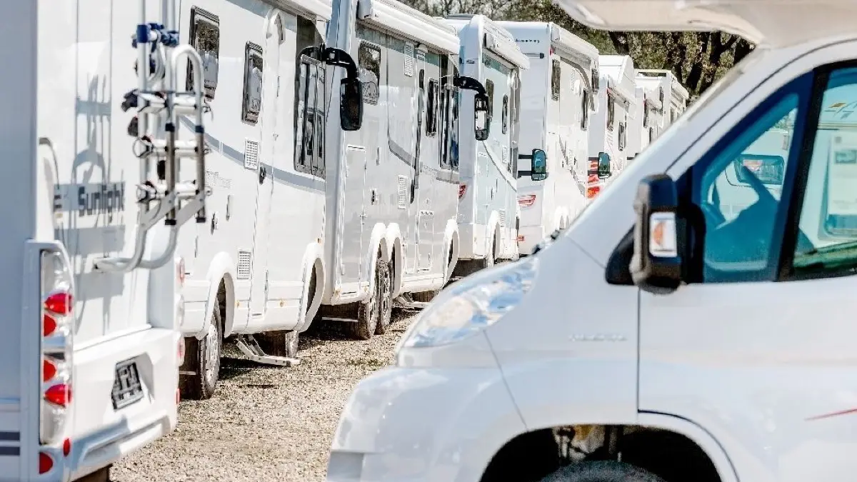 Die Polizei sucht nach den beiden Wohnmobilen, die in Wusterhausen verschwunden sind.
ARCHIV - Wer ein Wohnmobil mieten möchte, muss mindestens 21 Jahre alt sein. Für bis zu 3,5 Tonnen reicht der Pkw-Führerschein (Klasse B). Foto: Markus Scholz/dpa-mag - Honorarfrei nur für Bezieher des Dienstes dpa-Magazin +++ dpa-Magazin +++