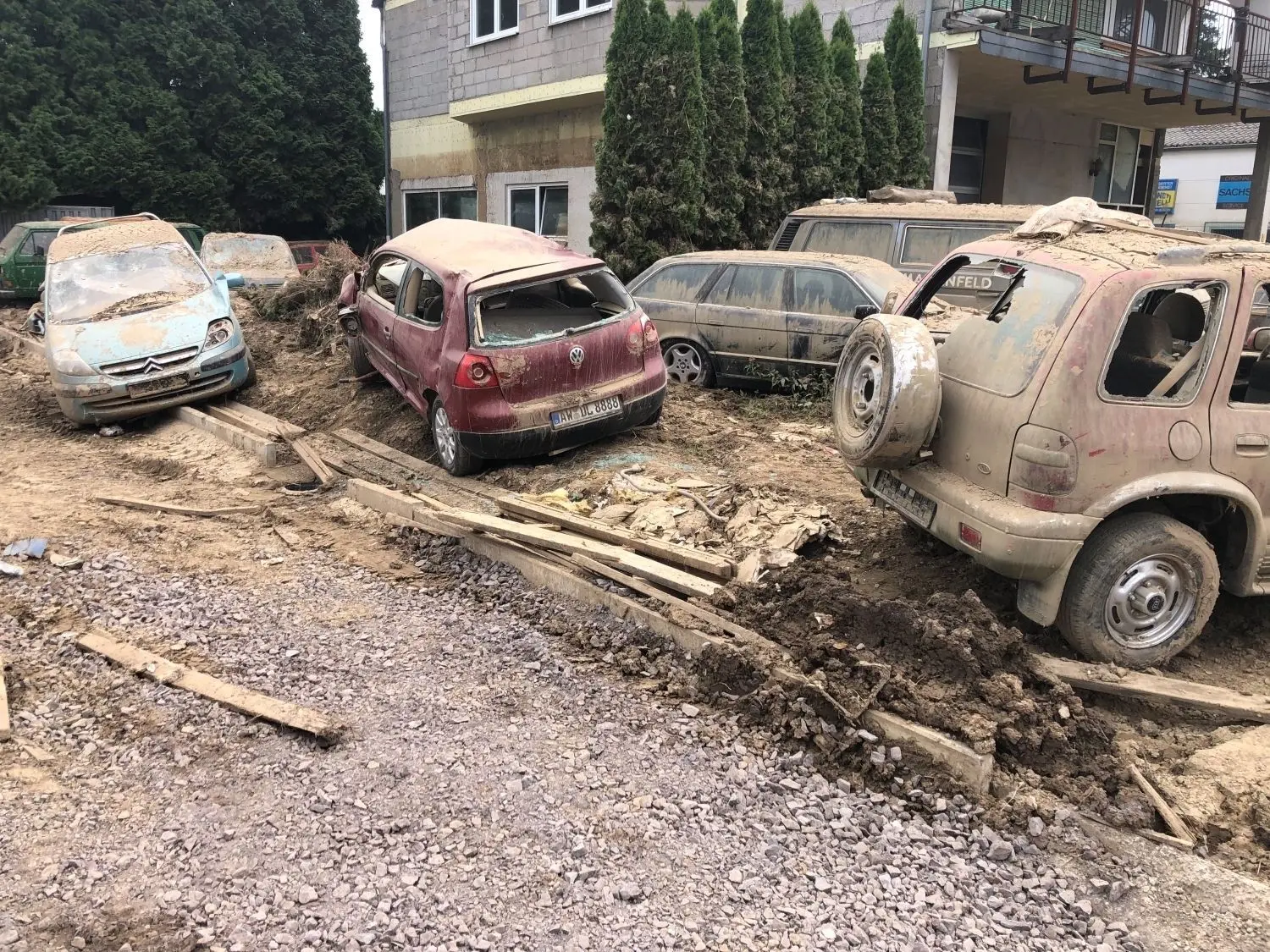 Impressionen aus dem Ahrtal: Überall stehen beschädigte Fahrzeuge, Straßen sind zerstört, Müll türmt sich.