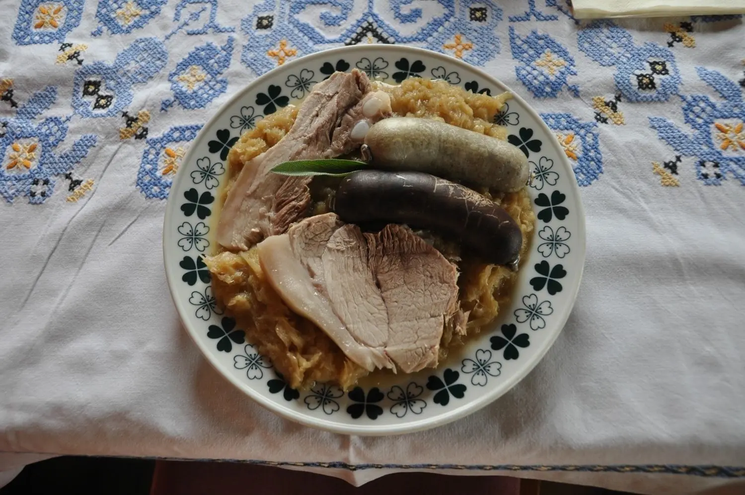 Eine echte Metzelsuppe: Kesselfleisch mit Blut- und Leberwurst auf Sauerkraut.