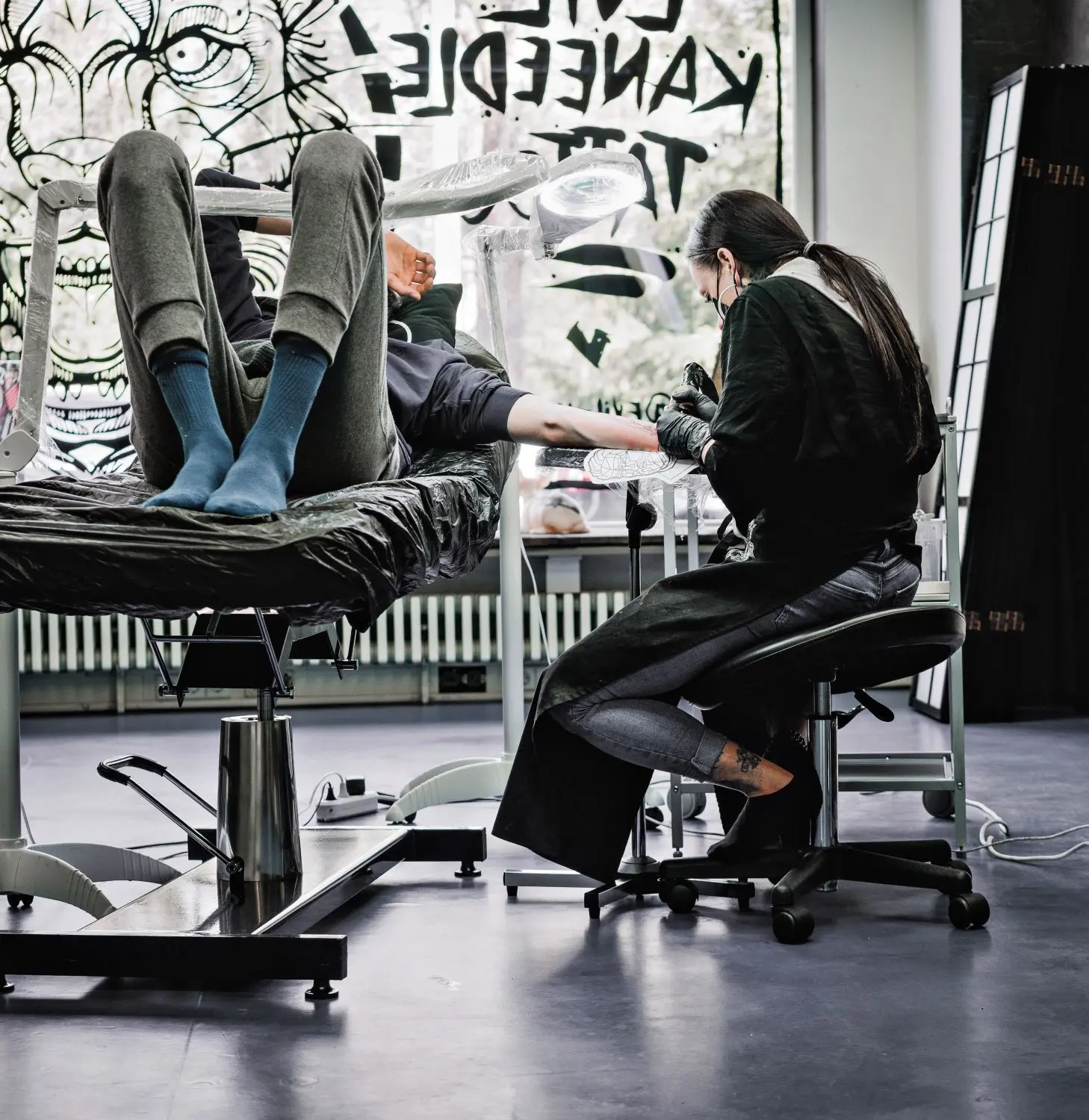 Shanin Kanik aka „Evil Kaneedle“ bei der Arbeit in ihrem eigenen Studio beim Alten Friedhof.