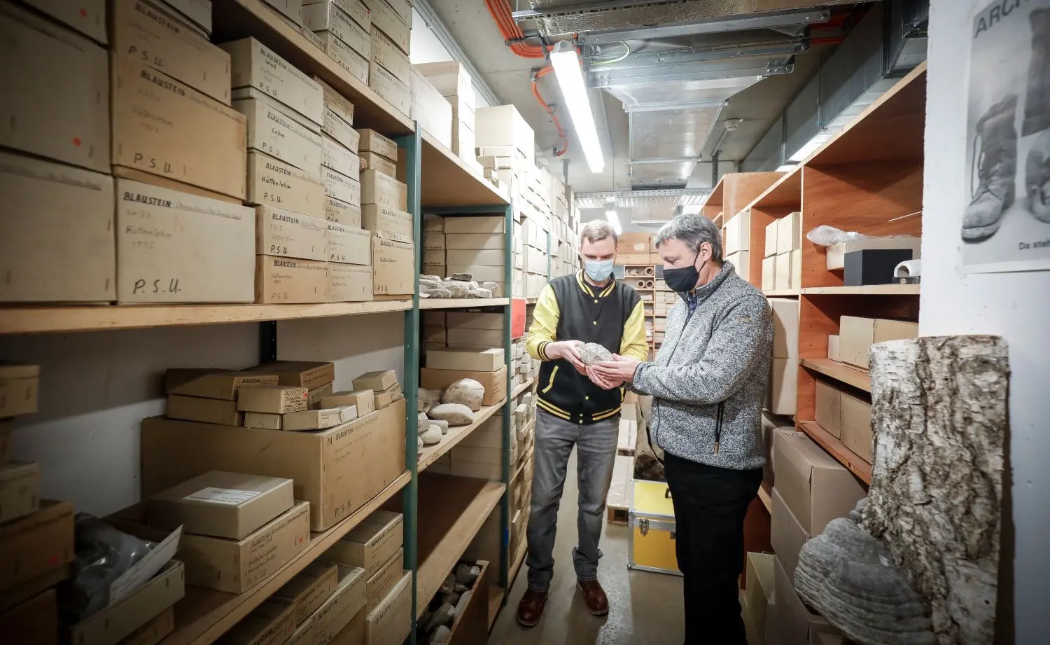 Das Museum Ulm räumt aus: Archäologie-Kurator Kurt Wehrberger (rechts) und Inventarisierungsexperte Philipp Kirf.⇥