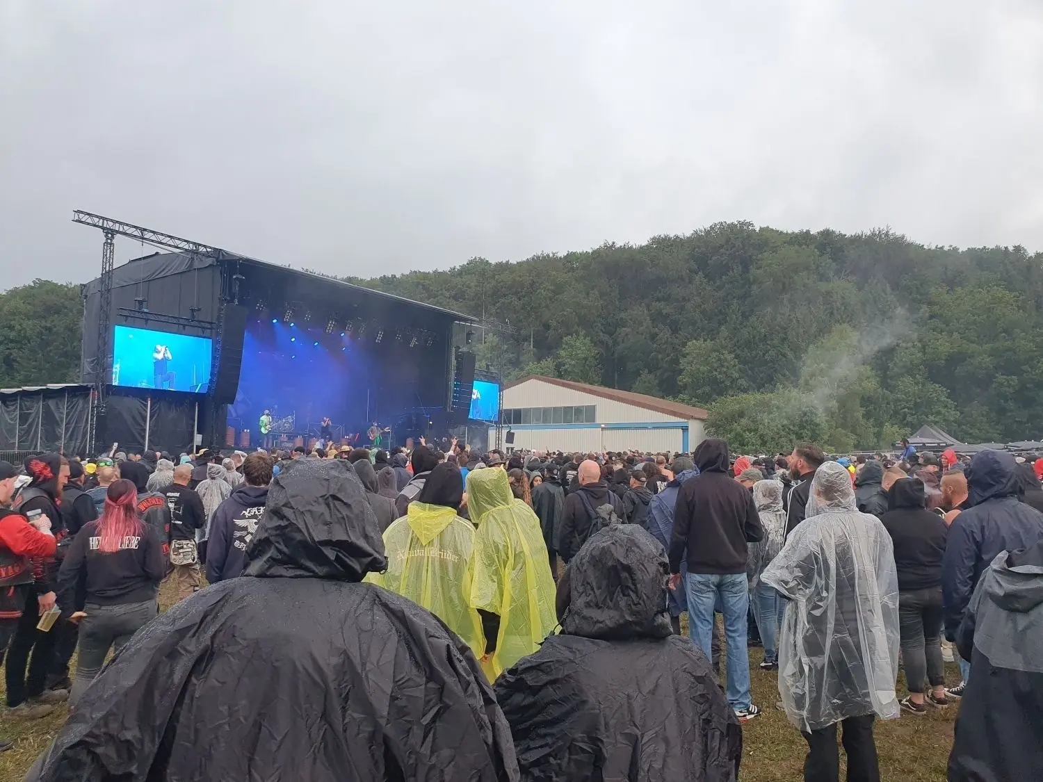 Regen-Ponchos sieht man überall auf dem Gelände, es ist nass und kalt. Gefeiert wird „Kärbholz“ auf der Bühne trotzdem.