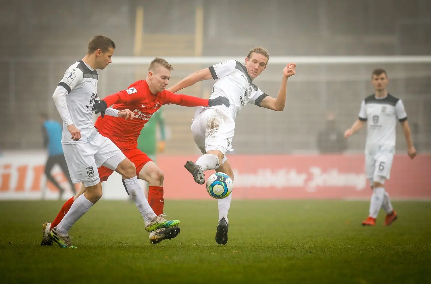 Ihre Miniserie konnten die Spatzen um Vinko Sapina (in weiß, 2. v. l.) gegen Hessen Kassel nicht ausbauen. Mit 25 Punkten aus 15 Spielen schließen sie das Jahr in der Regionalliga auf Rang sechs ab. Am Dienstag geht’s im DFB-Pokal gegen den FC Schalke 04. ⇥